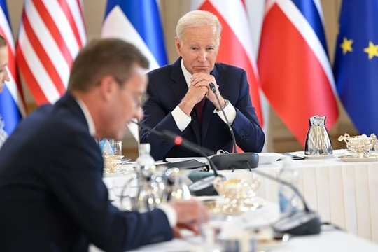 Cuộc phản công bế tắc của Ukraine đặt ông Biden vào tình thế chính trị khó khăn