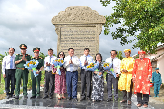 Trưởng Ban Tuyên giáo Trung ương Nguyễn Trọng Nghĩa tặng nhà tình nghĩa tại Tiền Giang