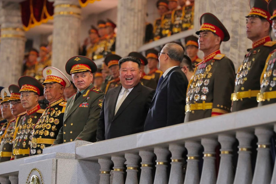 Triều Tiên duyệt binh mừng 'Ngày chiến thắng' với tên lửa đạn đạo