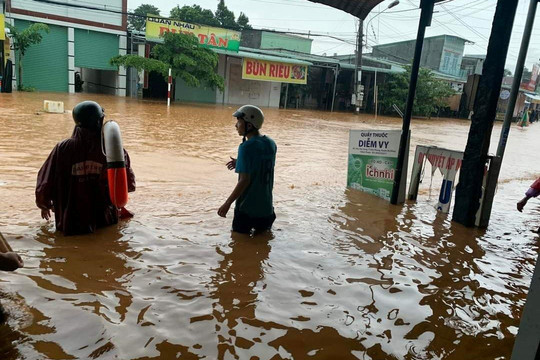 Bình Phước hỗ trợ người dân khắc phục hậu quả trận mưa lớn ngập gần 2m