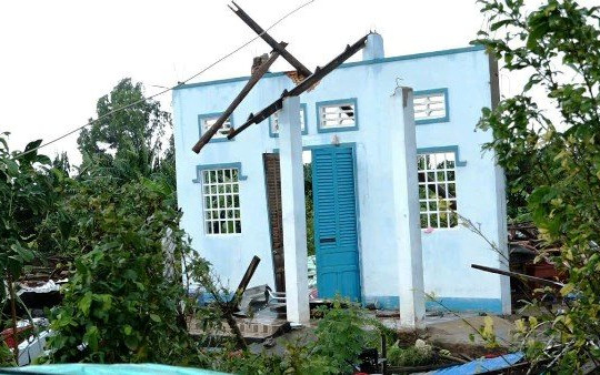 Kiên Giang: 15 căn nhà bị lốc xoáy gây thiệt hại, nhiều tuyến đường trung tâm ngập sâu