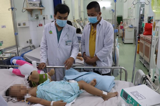 Lần đầu tiên Việt Nam sử dụng ECMO cứu bệnh nhi mắc bệnh tay chân miệng nguy kịch