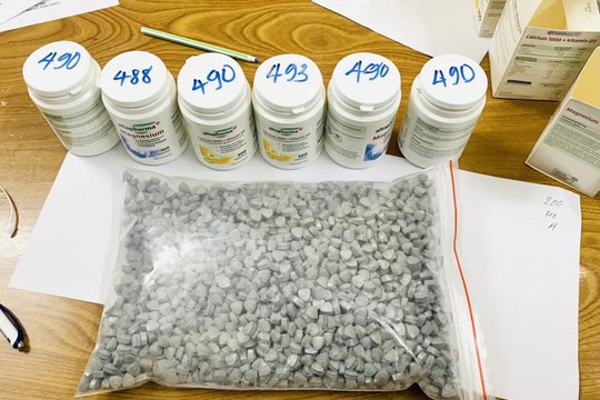 Bắt kẻ dùng hộp thuốc tân dược để ngụy trang gần 3.000 viên ma túy