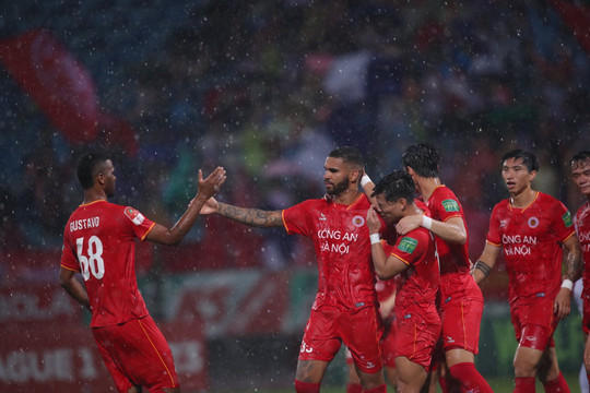Thắng trận derby, CLB Công an Hà Nội lên ngôi đầu bảng V-League