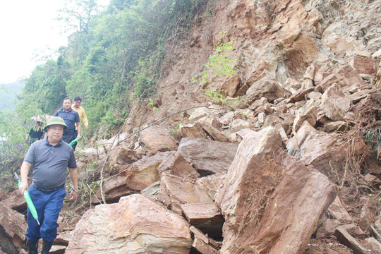 Nghệ An: Mưa lớn gây sạt lở nhiều điểm tại huyện miền núi Kỳ Sơn