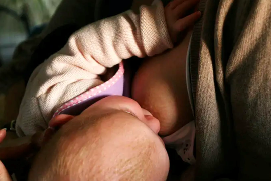 Phân tử đường trong sữa mẹ giúp phát triển trí não trẻ sơ sinh