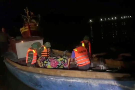 Vượt biển trong đêm đưa ngư dân bị đột quỵ vào bờ