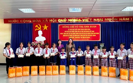 Phó chủ tịch nước Võ Thị Ánh Xuân tặng quà học sinh và gia đình chính sách 