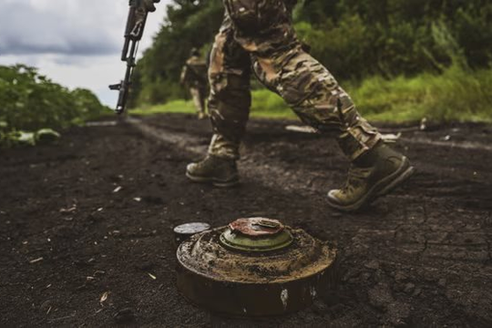 Tập trung rà phá bom mìn khiến đà phản công của Ukraine chững lại