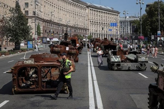 Ukraine trưng bày xe tăng Nga ở trung tâm thủ đô Kyiv