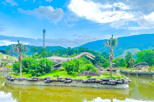 Dòng sông tình yêu tại khu du lịch Núi Thần Tài - Đà Nẵng có gì hấp dẫn?