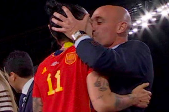 Chủ tịch Liên đoàn bóng đá Tây Ban Nha nói không từ chức dù cưỡng hôn Jenni Hermoso