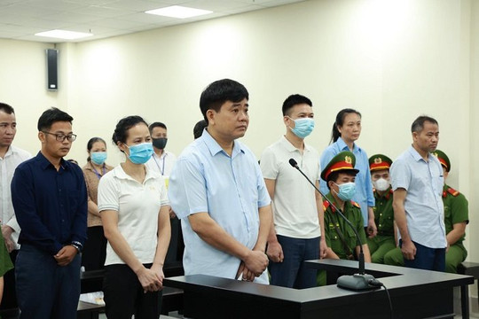 Cựu Chủ tịch Nguyễn Đức Chung hầu tòa trong vụ án nâng khống giá cây xanh