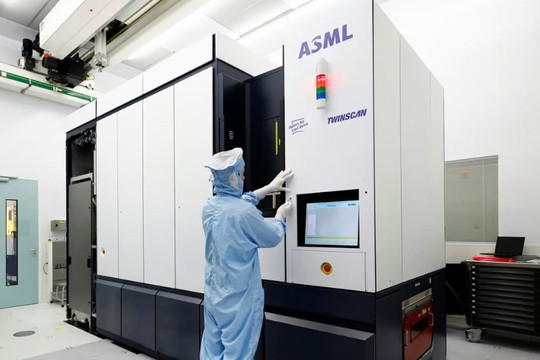 Các hãng Trung Quốc tích trữ máy sản xuất chip của ASML trước lệnh hạn chế xuất khẩu mới