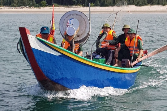 Hà Tĩnh: Tìm kiếm ngư dân mất tích khi câu mực trên biển