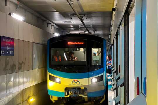 Ngắm cận cảnh đoàn tàu Metro số 1 lần đầu chạy thử toàn tuyến