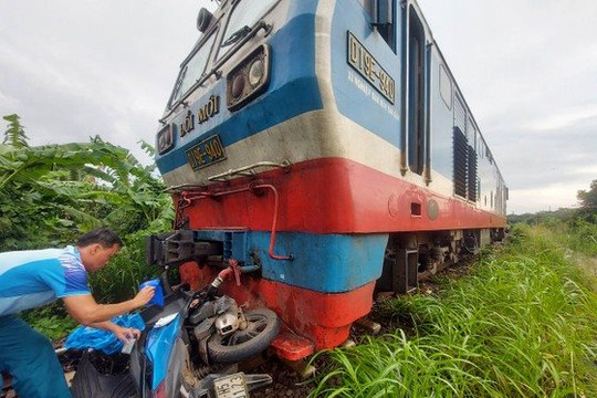 Đồng Nai: Tàu hỏa tông xe máy, 2 người tử vong
