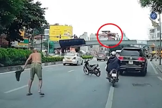 Khởi tố kẻ phi dao trúng ô tô trên phố ở Hà Nội