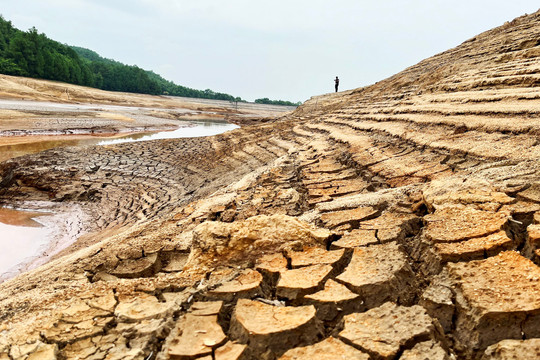 Hà Tĩnh: Hồ Thiên Tượng cạn trơ đáy, hàng vạn dân có nguy cơ thiếu nước sinh hoạt