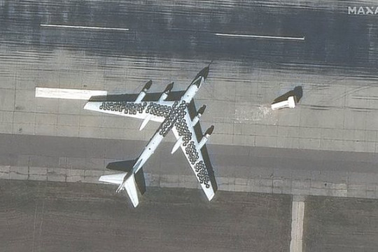 Máy bay Nga ngụy trang bằng lốp xe để tránh bị UAV Ukraine tấn công