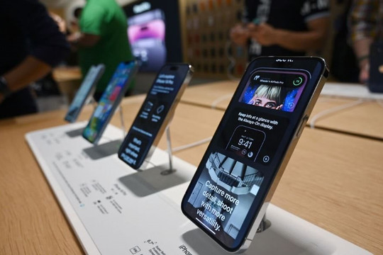 Apple đặt cược khung titan, ống kính tiềm vọng thúc đẩy khách hàng mua dòng iPhone 15 Pro