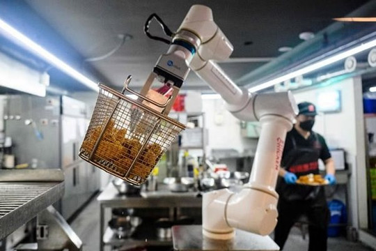 Hàn Quốc: Robot làm món gà rán ngon hoàn hảo