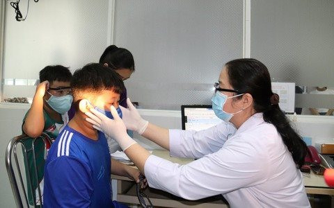 Dịch đau mắt đỏ bùng phát, Sở GD-ĐT TP.HCM yêu cầu tổ chức sát trùng