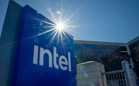 Intel coi thủy tinh là vật liệu quan trọng trong cuộc đua cung cấp sức mạnh cho AI