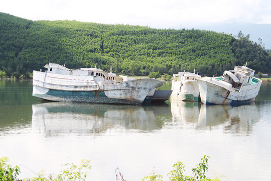 Hà Tĩnh: Nhiều xác tàu mắc cạn nguy cơ ‘ngáng đường’ tránh trú bão của tàu cá