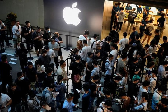 Người dùng và dân đầu cơ ở Trung Quốc đổ xô đến các cửa hàng Apple mua dòng iPhone 15