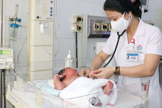 Hà Tĩnh: Ngỡ ngàng bé trai chào đời nặng 6,1kg
