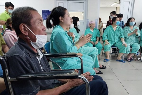 Lần đầu tiên Việt Nam điều trị thành công ung thư hạch bằng 2 kỹ thuật cao