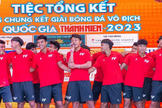 Các cầu thủ PVF-CAND đã 'cảm nhận' được chức vô địch U.21 quốc gia từ... tiếng hát