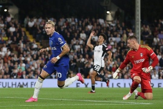 Ngoại hạng Anh: Thắng derby, Chelsea áp sát Man United