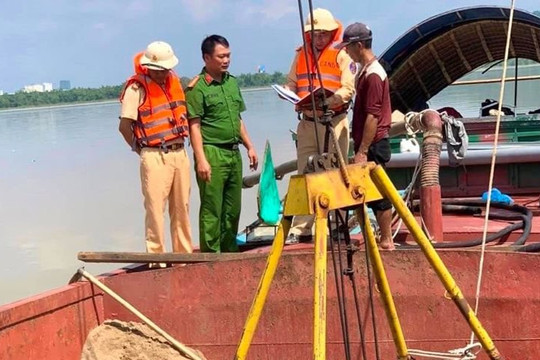 Bắt quả tang sà lan khai thác cát trái phép trên sông Lam