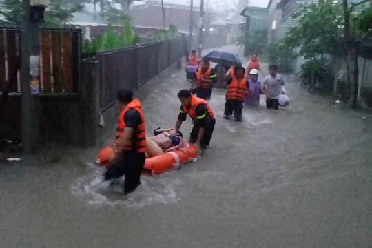 Đà Nẵng: Cứu 12 người mắc kẹt trong vùng nước lũ ngập sâu