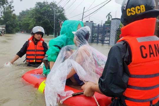 Mưa lớn đang kéo dài, Đà Nẵng điều quân đóng tại các điểm xung yếu