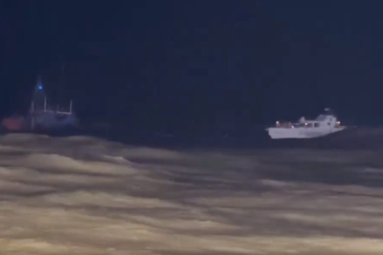 Lốc xoáy đánh chìm 2 tàu cá khiến 15 ngư dân mất tích