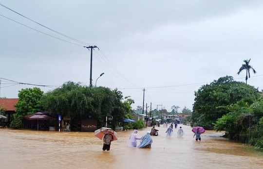 Thừa Thiên-Huế: Nhiều hồ xả lũ, hàng chục trường cho học sinh nghỉ học