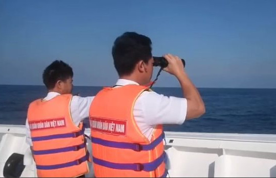 Tiếp nhận các ngư dân Quảng Nam gặp nạn để đưa vào bờ