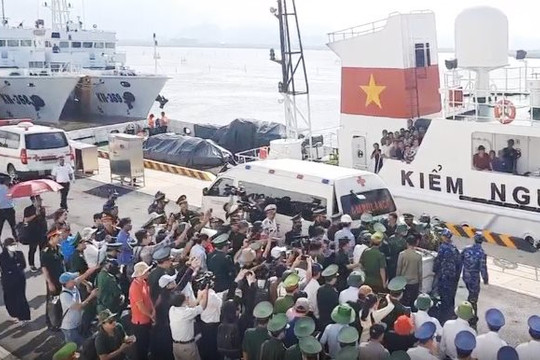 Tàu hải quân đã chở 78 ngư dân gặp nạn và 2 thi thể vào bờ