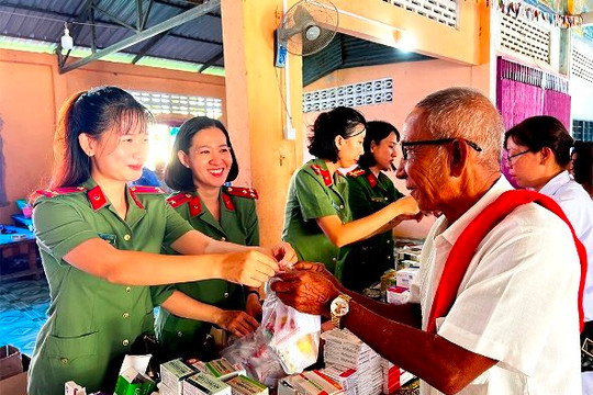 Khám bệnh, cấp thuốc miễn phí cho 600 người dân Campuchia 