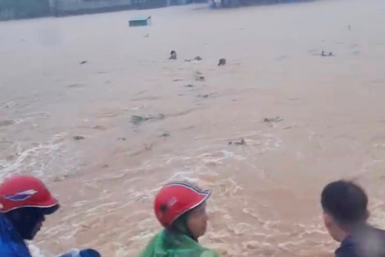 Hà Tĩnh: Hai người bị lũ cuốn trôi, một đập nước bị vỡ