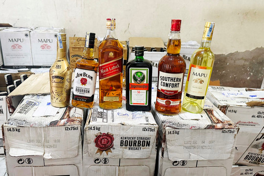Tạm giữ hơn 900 chai rượu ngoại nghi nhập lậu