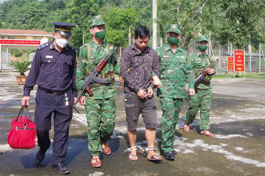Bắt thanh niên mang 1.000 viên hồng phiến từ Lào về Việt Nam
