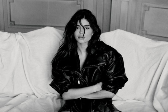 Bất chấp bị tố đạo ý tưởng, hàng thời trang của Kylie Jenner vượt mốc 1 triệu USD sau 1 giờ mở bán
