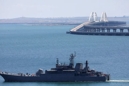 Ukraine tấn công xưởng đóng tàu ở Crimea