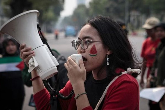 Người dân Indonesia, Malaysia dùng biểu tượng lát dưa hấu thể hiện ủng hộ người Palestine