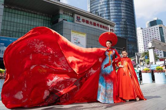 NTK Việt gây chú ý trên phố đi bộ Trung Quốc với áo dài in hình bản đồ Việt Nam