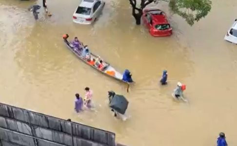Mưa lũ tại Thừa Thiên-Huế: Dân dùng thuyền di chuyển trên phố; sạt lở vùi lấp hai vợ chồng